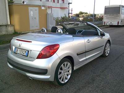 Peugeot 207 1.6 HDi 110CV CC Féline Argento usata Montemesola