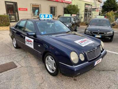 Mercedes-Benz Classe E AVANTARGDE GPL SCADENZA 2026 UNICO PROPRIETARIO Blu/Azzurro usata Campagnola