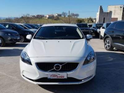 Volvo V40 2.0 d2 eco Momentum geartronic usata Gioia Sannitica