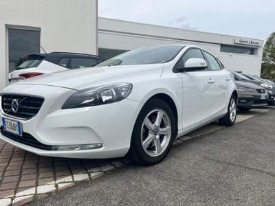 Volvo V40 D2 'eco' Momentum Bianco usata SAN GIORGIO PIACENTINO