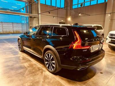 Volvo V60 Cross Country B4 (d) AWD Geartronic  Pro Nero usata Vedelago