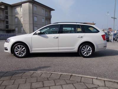 Skoda Octavia 1.6 TDI SCR 115 CV Wagon Executive Bianco usata SAN VENDEMIANO