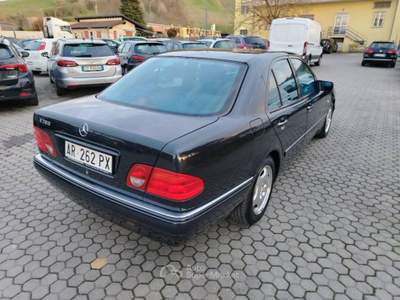Mercedes-Benz Classe E 200 Avantgarde Blu/Azzurro usata Cigognola