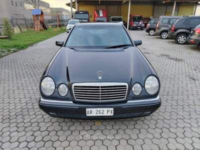 Mercedes-Benz Classe E 200 Avantgarde Blu/Azzurro usata Cigognola