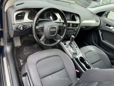 Audi A4 Sul quadro segna 182.000km ma è stato rifatto il motore. Blu/Azzurro usata Rende