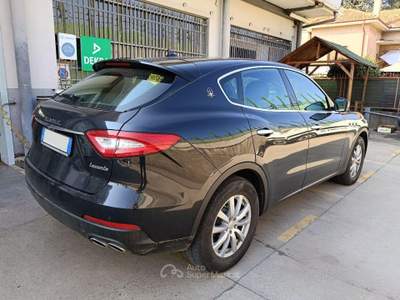 Maserati Levante V6 Diesel 275 CV AWD Nero usata Lomazzo