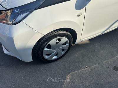 Toyota Aygo 1.0 VVT-i 69 CV 5 porte x-cite Bianco usata Castellammare di Stabia