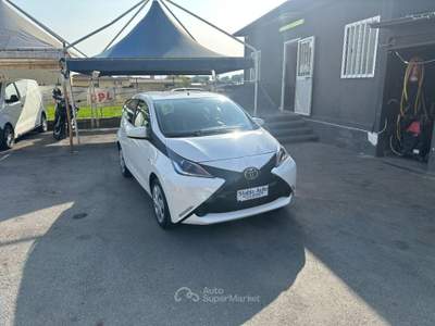 Toyota Aygo 1.0 VVT-i 69 CV 5 porte x-cite Bianco usata Castellammare di Stabia
