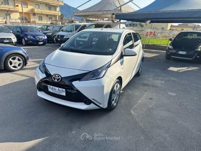 Toyota Aygo 1.0 VVT-i 69 CV 5 porte x-cite Bianco usata Castellammare di Stabia