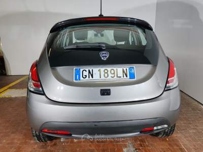 Lancia Ypsilon 1.0 Hybrid 70cv Gold Car Play + Telecamera Grigio usata Torino