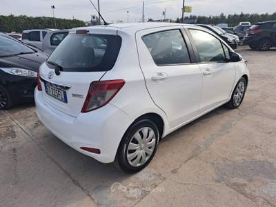 Toyota Yaris 5 porte Lounge - 2014 Bianco usata ANDRIA