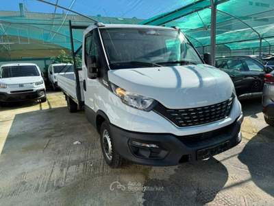 Iveco Daily 35S14HA8V 2.3 HPT Cassonato Hi-Matic Bianco usata Varedo