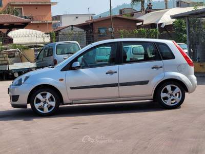 Ford Fiesta 1.2i 16V 5 porte Ghia Argento usata Quarto