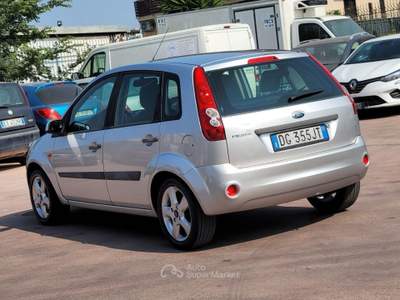 Ford Fiesta 1.2i 16V 5 porte Ghia Argento usata Quarto