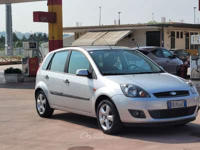 Ford Fiesta 1.2i 16V 5 porte Ghia Argento usata Quarto
