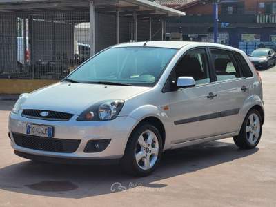 Ford Fiesta 1.2i 16V 5 porte Ghia Argento usata Quarto