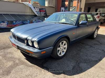 Jaguar XJ Xj- sover-daimiler six.4.0 cat automatico Blu/Azzurro usata Rosta