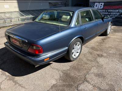 Jaguar XJ Xj- sover-daimiler six.4.0 cat automatico Blu/Azzurro usata Rosta