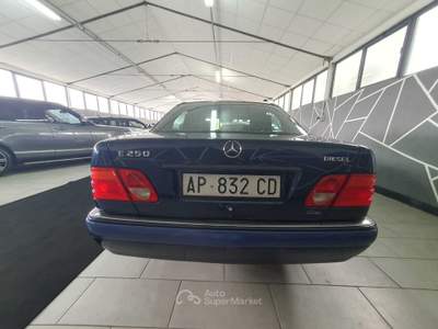 Mercedes-Benz Classe E E 250 diesel cat Elegance UNICO PROPRIETARIO Blu/Azzurro usata larciano