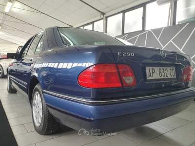 Mercedes-Benz Classe E E 250 diesel cat Elegance UNICO PROPRIETARIO Blu/Azzurro usata larciano