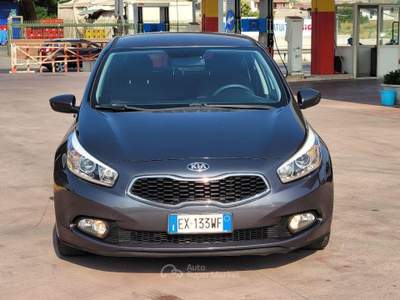 Kia Cee'd 1.6 CRDi 110CV 5 porte Cool Grigio usata Quarto