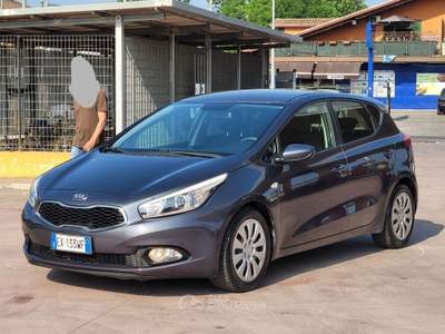 Kia Cee'd 1.6 CRDi 110CV 5 porte Cool Grigio usata Quarto