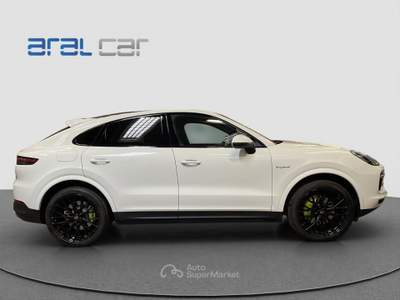 Porsche Cayenne COUPE' 3.0 V6 E-HYBRID 340 CV Bianco usata Torino