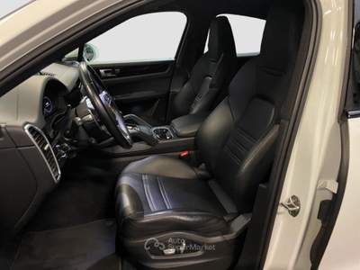 Porsche Cayenne COUPE' 3.0 V6 E-HYBRID 340 CV Bianco usata Torino