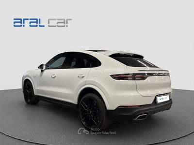 Porsche Cayenne COUPE' 3.0 V6 E-HYBRID 340 CV Bianco usata Torino