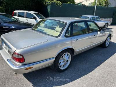 Jaguar XJ JAGUAR XJ V8 3.2 Argento usata Roma