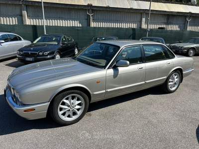 Jaguar XJ JAGUAR XJ V8 3.2 Argento usata Roma