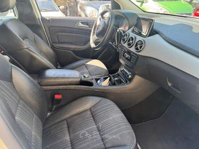 Mercedes-Benz Classe B B 200 NGD Premium Bianco usata ANGRI