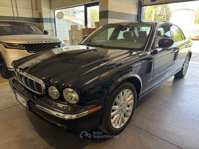 Jaguar XJ 4.2 V8 Executive Nero usata Cremona