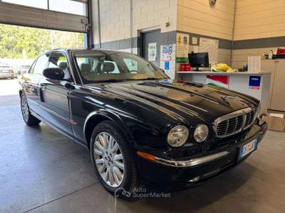 Jaguar XJ 4.2 V8 Executive Nero usata Cremona