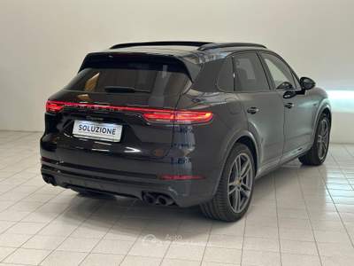 Porsche Cayenne Cayenne 3.0 V6 E-Hybrid Platinum Edition Grigio usata Verbania