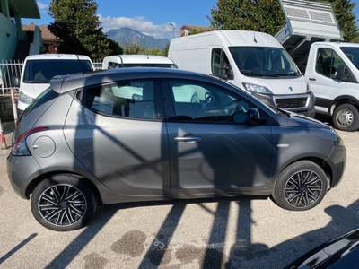 Lancia Ypsilon 1.0 FireFly 5 porte S&S Hybrid Ecochic Gold Grigio usata Atripalda