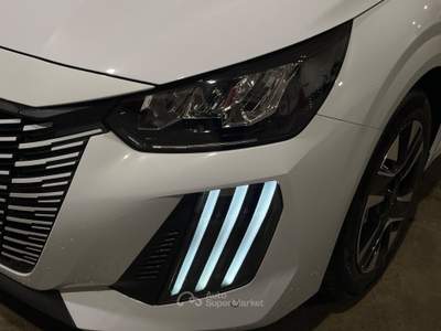 Peugeot 208  1.2 hybrid allure 145cv e-dcs 6 Bianco usata Rovigo