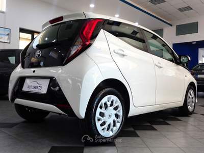 Toyota Aygo 1.0 BZ 72 CV X-COOL Bianco usata Carlentini