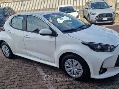 Toyota Yaris 1.0 5 porte Active Bianco usata Vignate