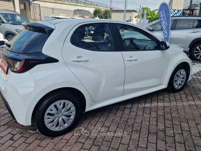 Toyota Yaris 1.0 5 porte Active Bianco usata Vignate