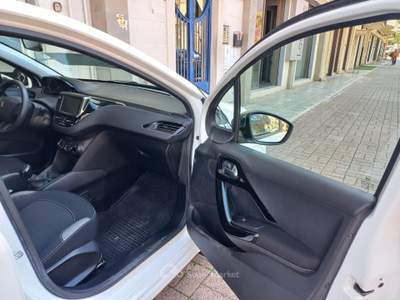 Peugeot 208 5 porte Active Bianco usata Andria