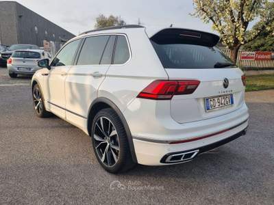 Volkswagen Tiguan Tiguan 2.0 tdi R-Line 150cv dsg Bianco usata TREVIGLIO