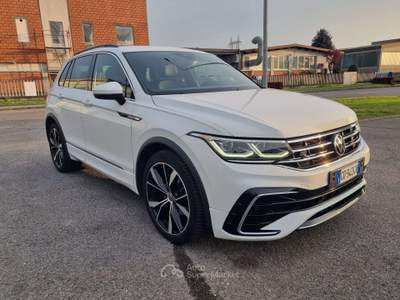 Volkswagen Tiguan Tiguan 2.0 tdi R-Line 150cv dsg Bianco usata TREVIGLIO
