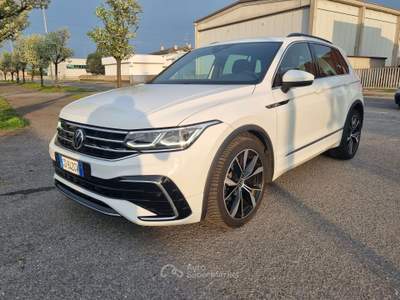 Volkswagen Tiguan Tiguan 2.0 tdi R-Line 150cv dsg Bianco usata TREVIGLIO