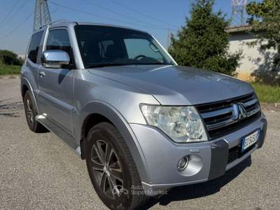 Mitsubishi Pajero Pajero IV 2007 3.2 cr Instyle 200cv 3p auto Argento usata TRAVAGLIATO