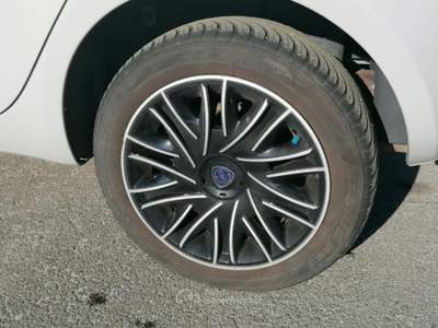 Lancia Ypsilon 1.2 BENZ GPL 69 CV 5 porte ADATTA NEOPATENTATI Argento usata Bra