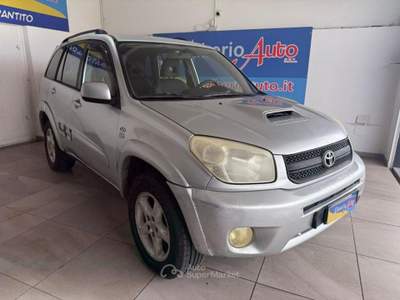 Toyota RAV4 RAV4 2.0 Tdi D-4D cat 5 porte PROBLEMA POMPA GASOL Argento usata ADRANO