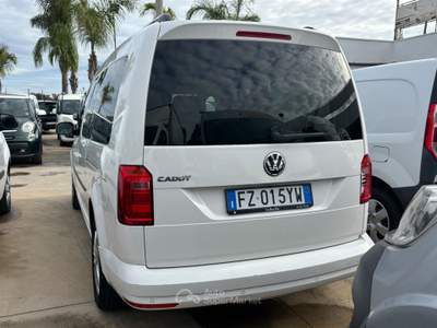 Volkswagen Caddy 7 posti - 2.0 TDI 150 CV DSG Highline Maxi - 2020 Bianco usata San Michele Salentino