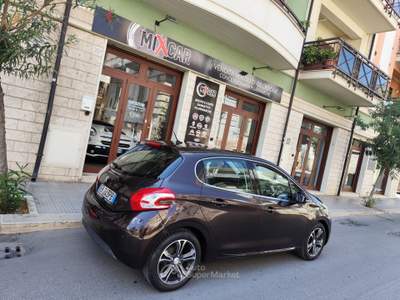 Peugeot 208 1.4 HDi 68CV ALLURE NAVI Lilla usata CORATO