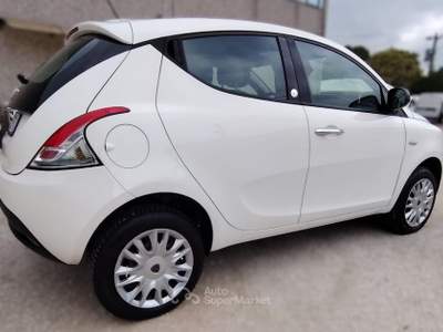 Lancia Ypsilon 0.9 TwinAir 85 CV 5 porte Metano Ecochic Gold Bianco usata Viadana